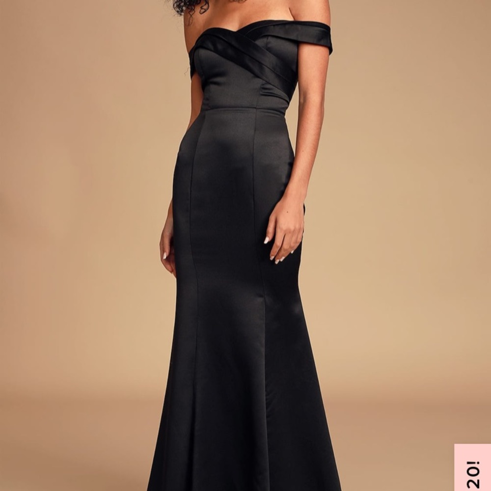 Super cute off the shoulder gown never worn!
